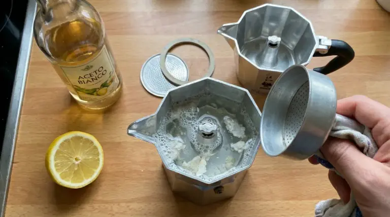 Moka smontata con aceto bianco e limone sul piano cucina per rimuovere il calcare in modo naturale